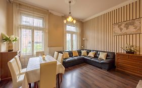 Warm & Cozy Central Home By Anna
