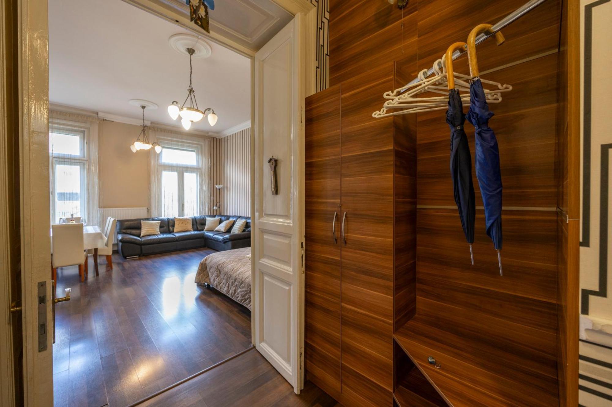 Warm & Cozy Central Home By Anna Budapest Esterno foto