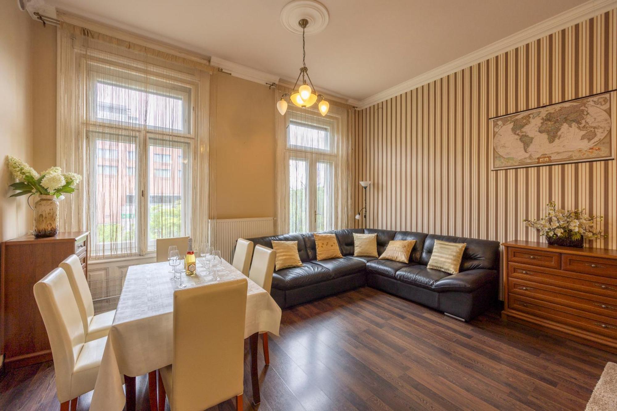 Warm & Cozy Central Home By Anna Budapest Esterno foto